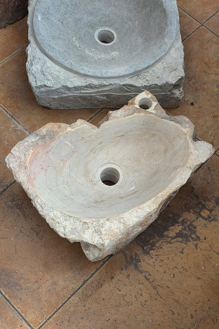 🤍 حوض مغسلة حجر طبيعي بتصميم عضوي فريد